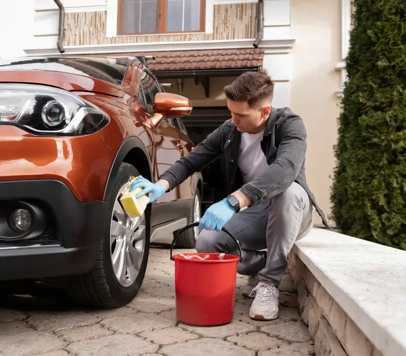 Lavage auto à domicile Courcelles-lès-Montbéliard : professionnel intervenant sur un véhicule